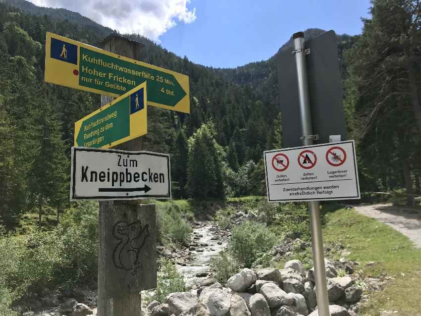 Hier endet der breite Weg, es geht zu den Kuhflucht Wasserfällen in Bayern