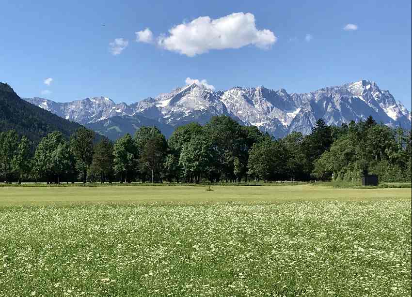 Der Blick aus dem Loisachtal bei Farchant auf die Zugspitze