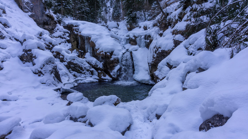 Kuhflucht Wasserfälle Winter - die erste große Gumpe