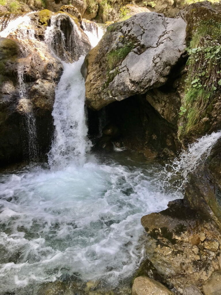 Plane deinen Besuch an diesen schönen Wasserfällen in Bayern