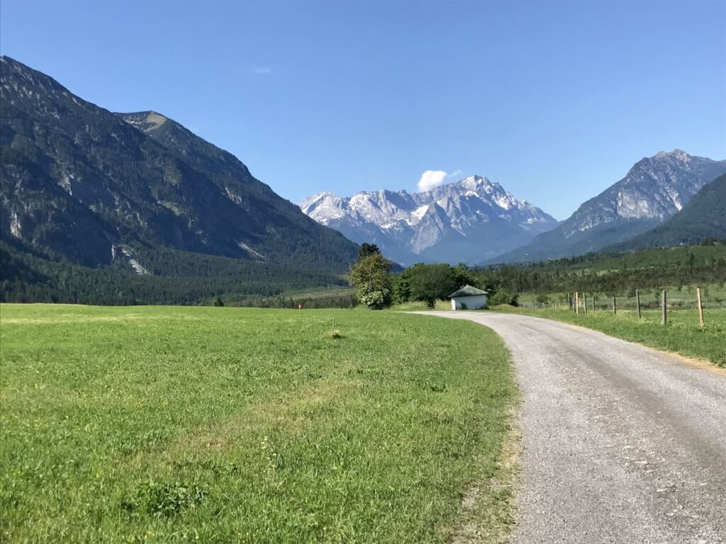 Sieben Quellen ab Eschenlohe wandern - das ist der Weg mit Blick auf das Wettersteingebirge