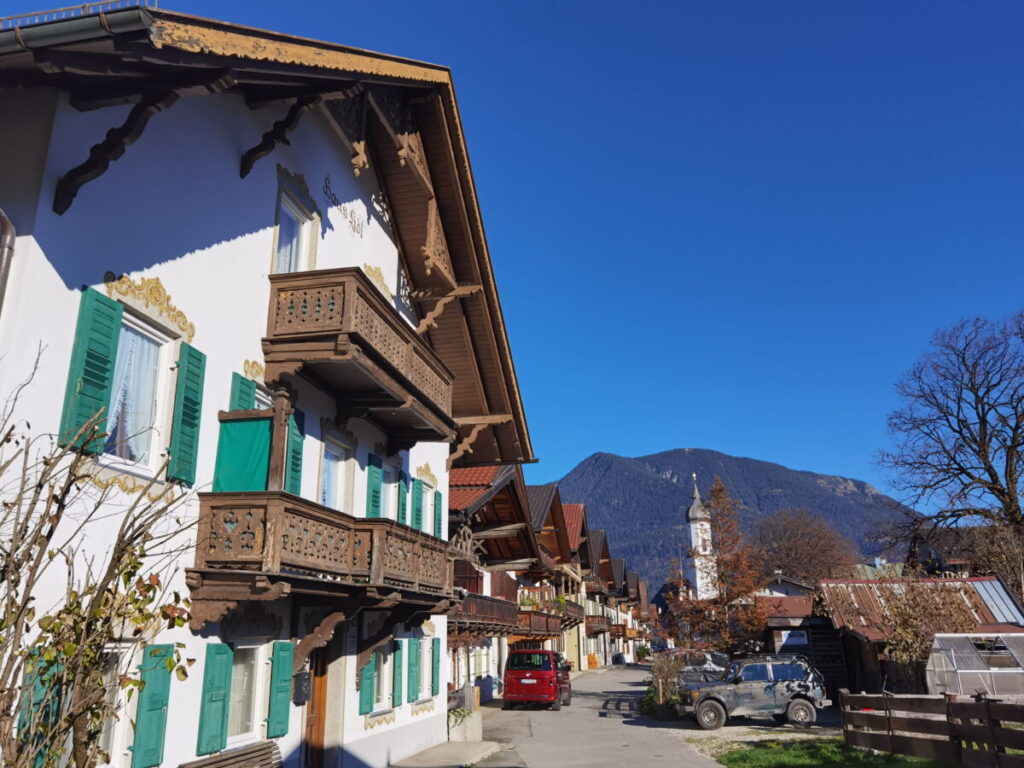 Zum Kramerplateauweg Garmisch wandern - traumhafte Kulisse im Ortszentrum in der Sonnenstraße