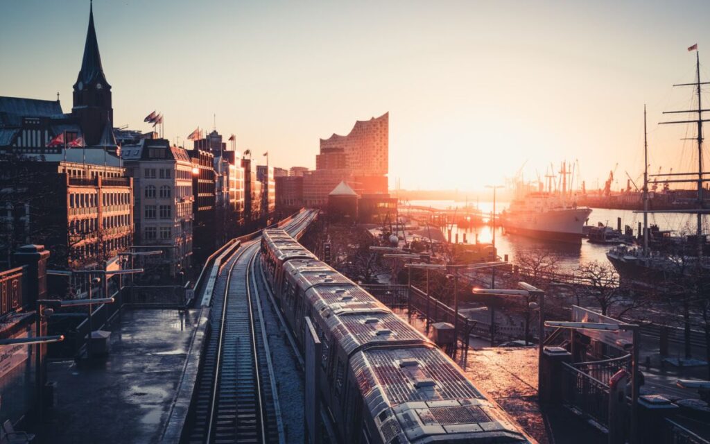 Bekannte Reiseziele Deutschland: Die Landungsbrücken in Hamburg, Foto: Patrick Rosenkranz, Unsplash