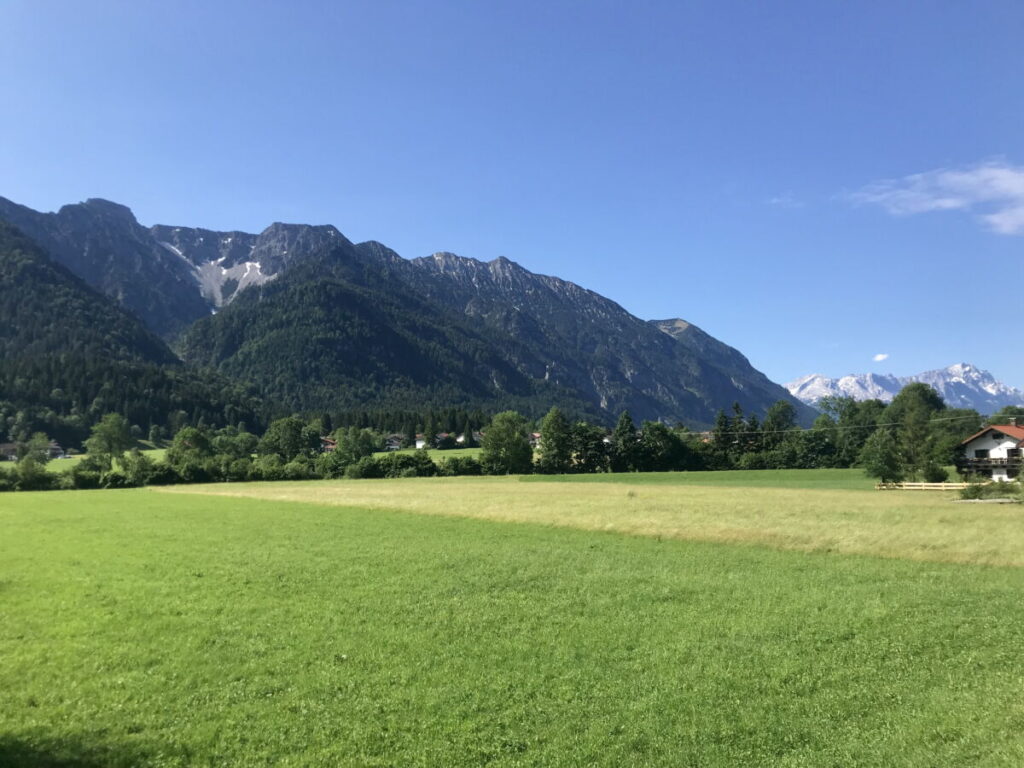 Ausblick von Eschenlohe auf das Estergebirge links und das Wettersteingebirge rechts