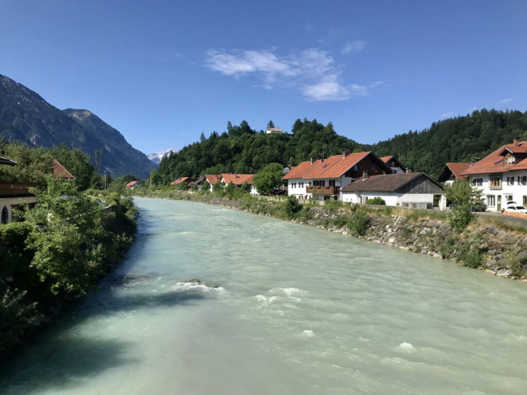 Eschenlohe liegt an der Loisach