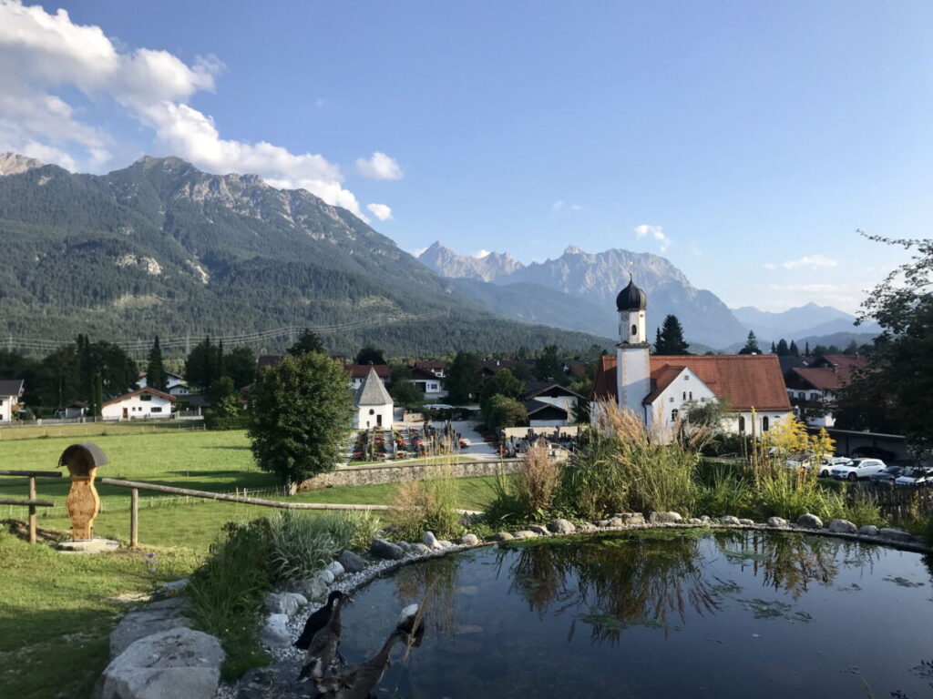 Der idyllischer Ort Wallgau liegt am Fuße des Estergebirge mit Ausblick zum Karwendel